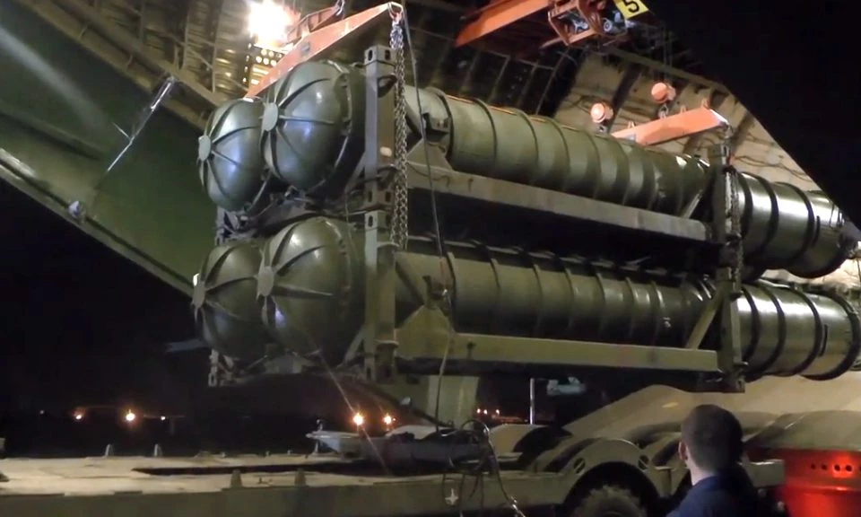 Πολεμική «αναζωπύρωση» στη Συρία: Τρεις μοίρες πυραύλων S-300 σε συριακή βάση – Έπεται «εναέρια ή χερσαία επίθεση» από το Ισραήλ